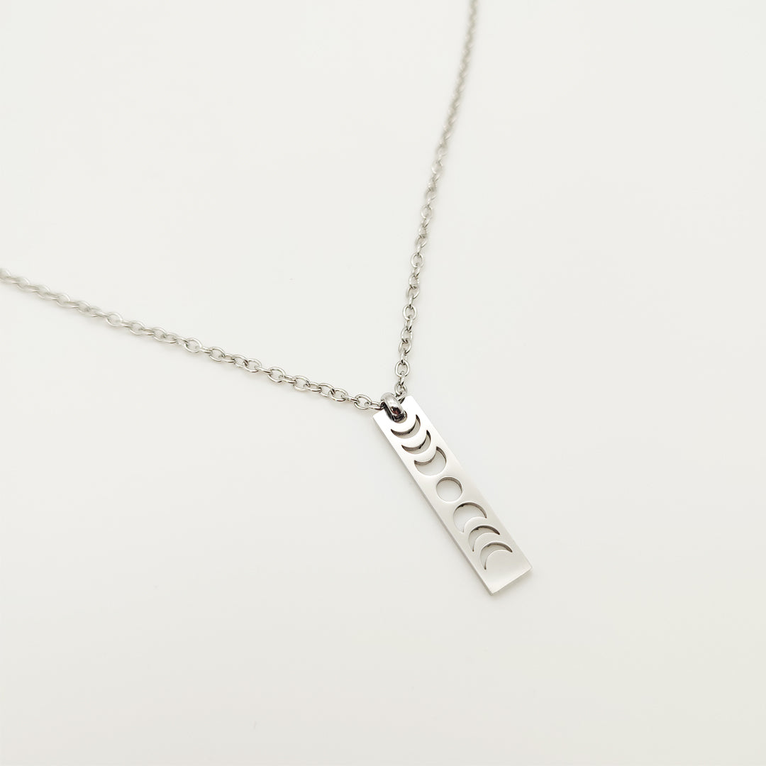 Collana Minimal con Fasi Lunari in Acciaio Argentato o Dorato