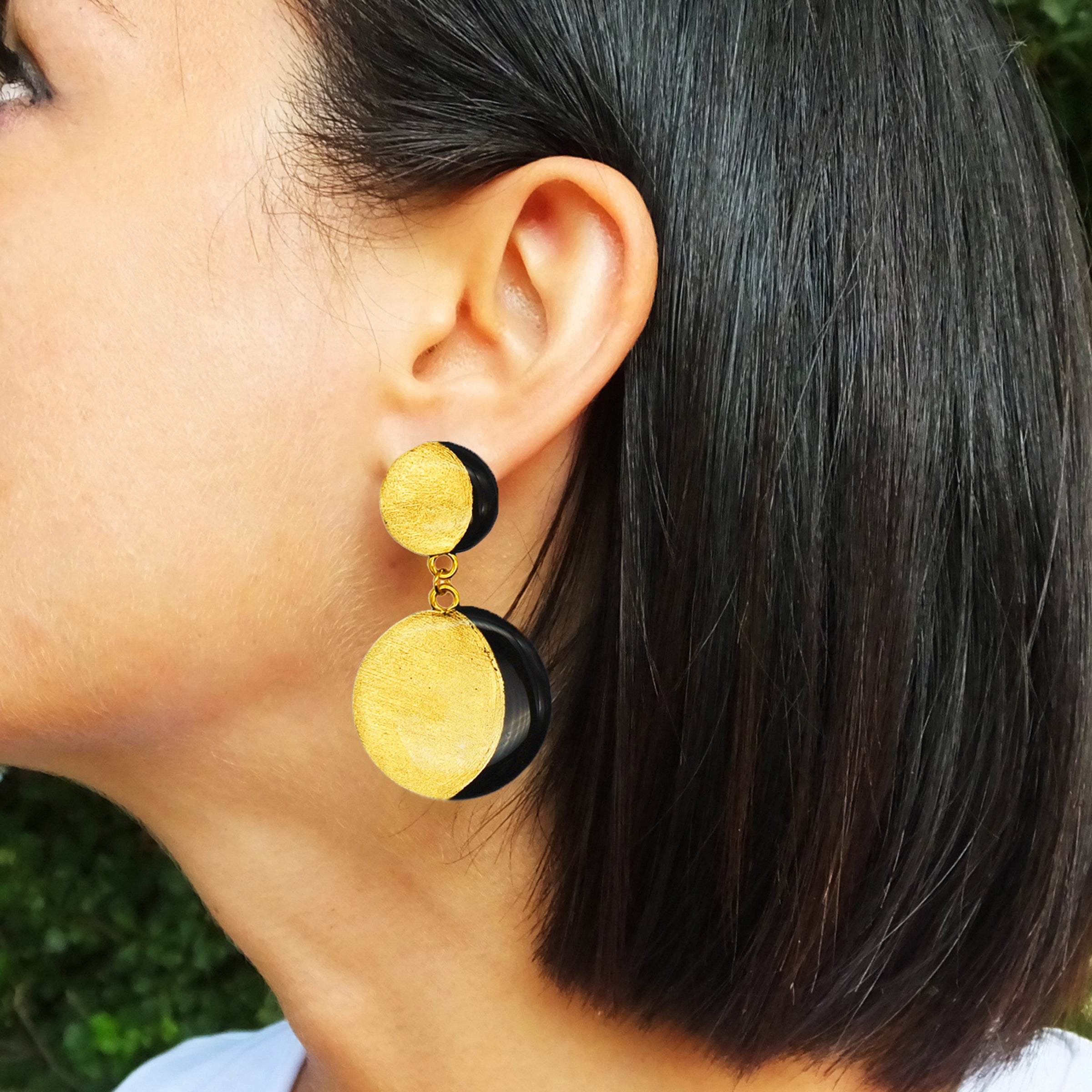 Orecchini in argento placcato oro 18K con doppia Luna in Argilla nera e Foglia oro