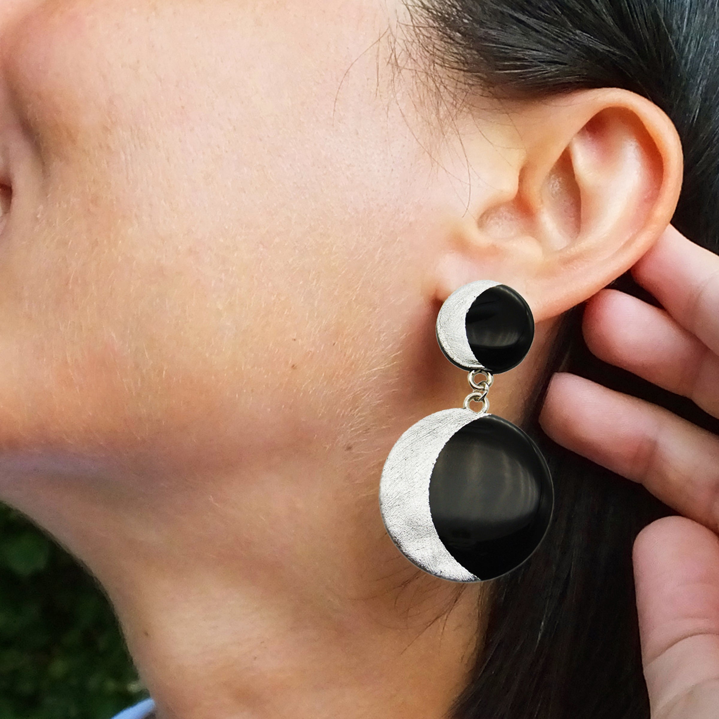 Orecchini in argento 925 con doppia Luna in Argilla nera e Foglia oro