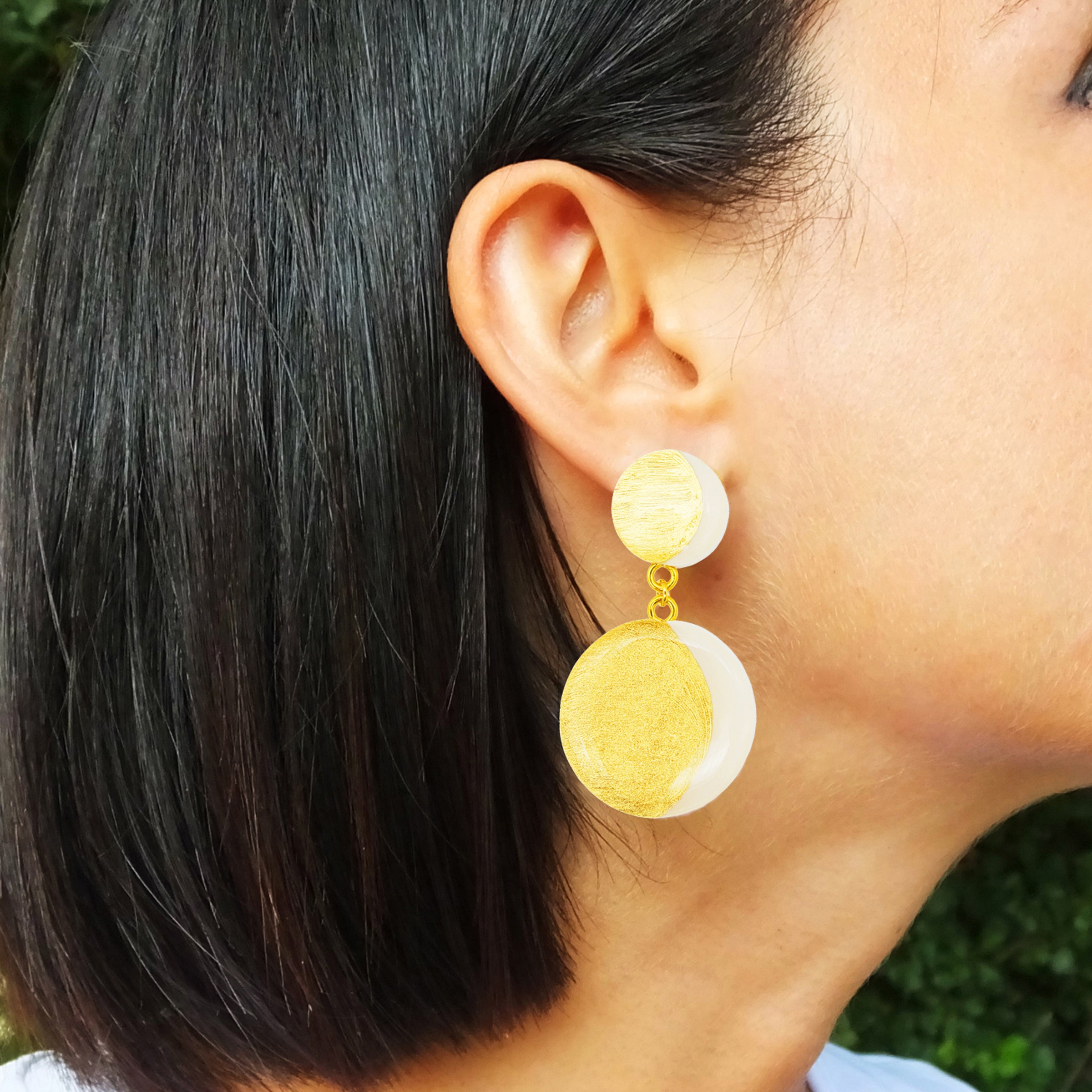 Orecchini in argento placcato oro 18K con doppia Luna in Argilla bianca e Foglia oro