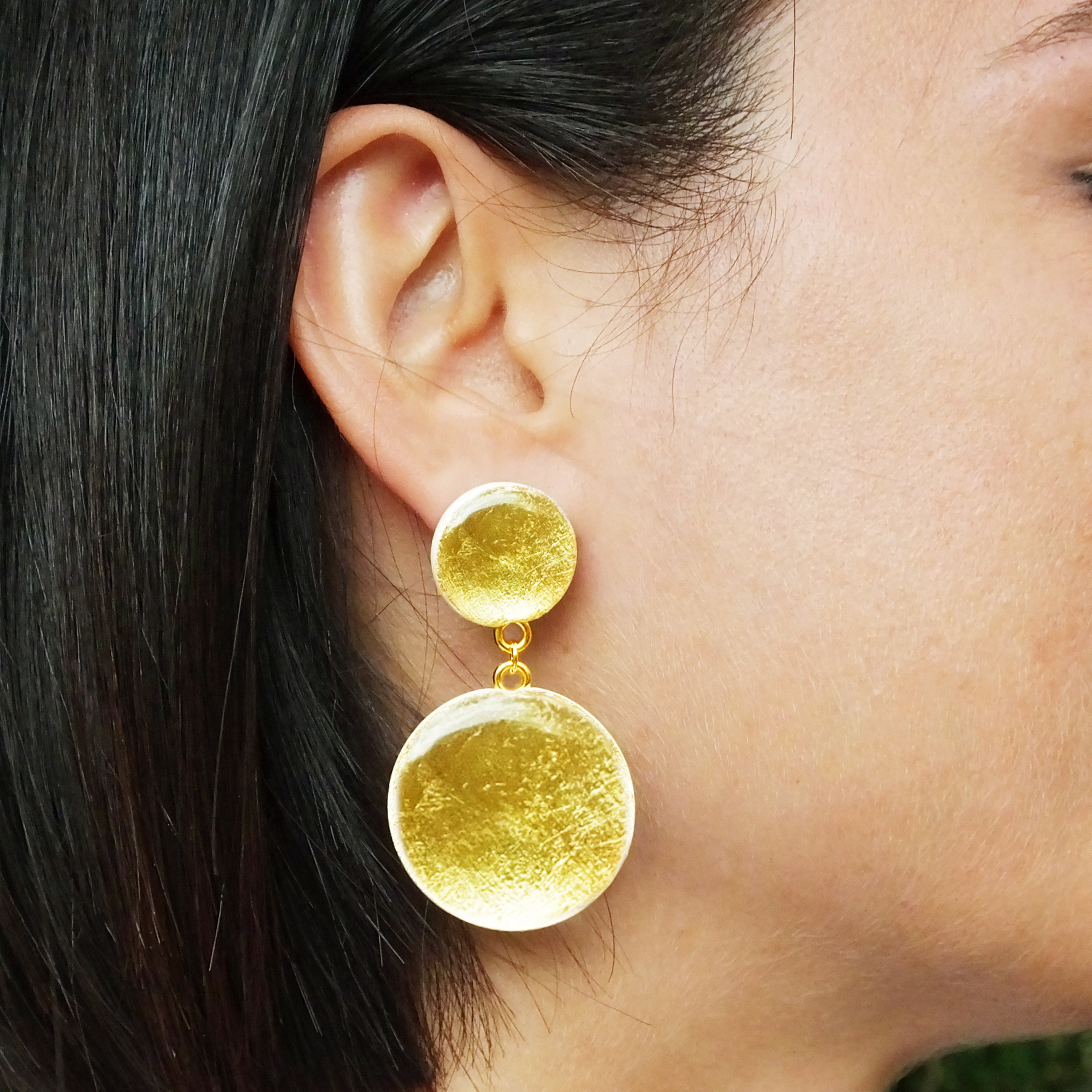 Orecchini in argento placcato oro 18K con doppia Luna in Argilla bianca e Foglia oro