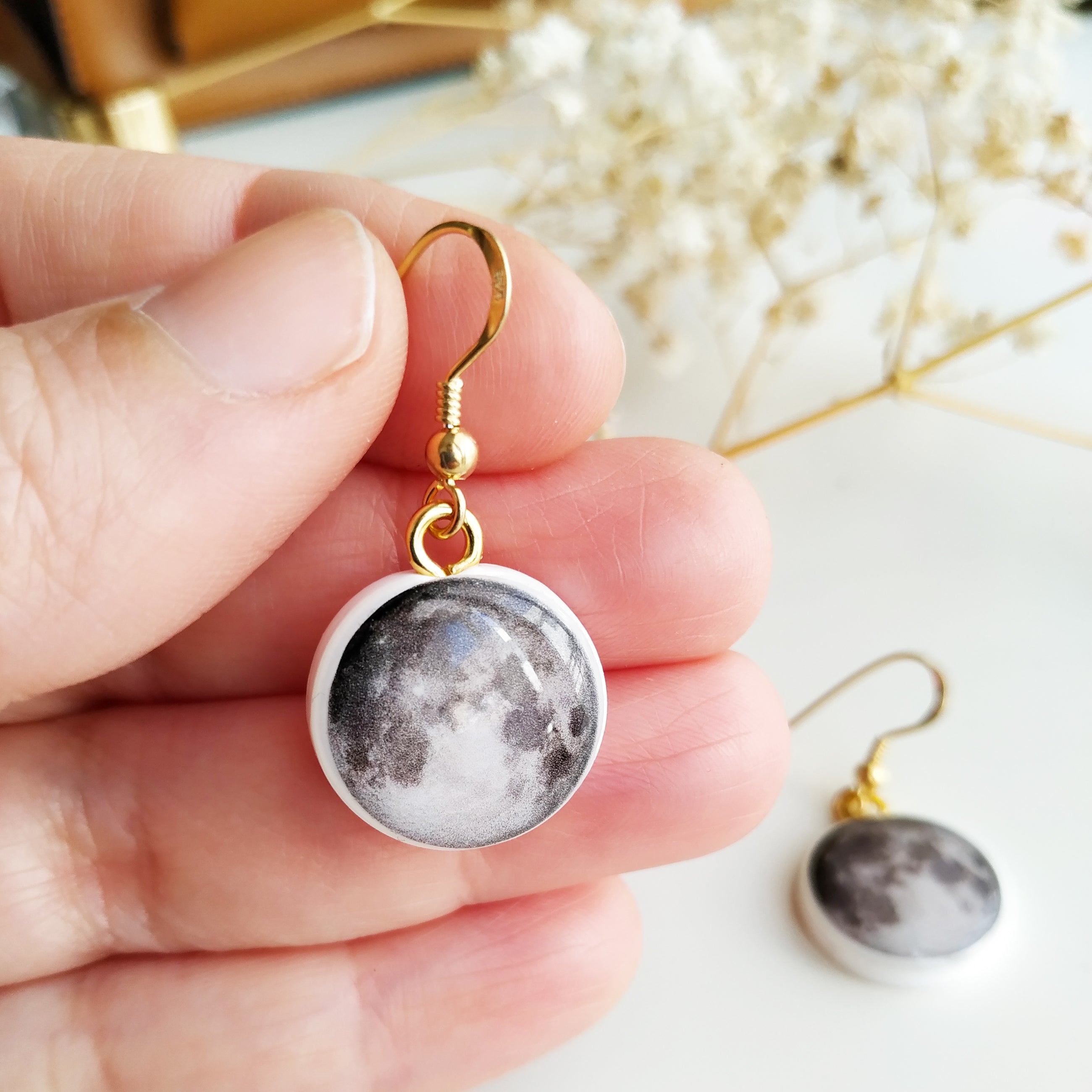 Orecchini pendenti in argento 925 placcato Oro 18k con Luna in Argilla Polimerica