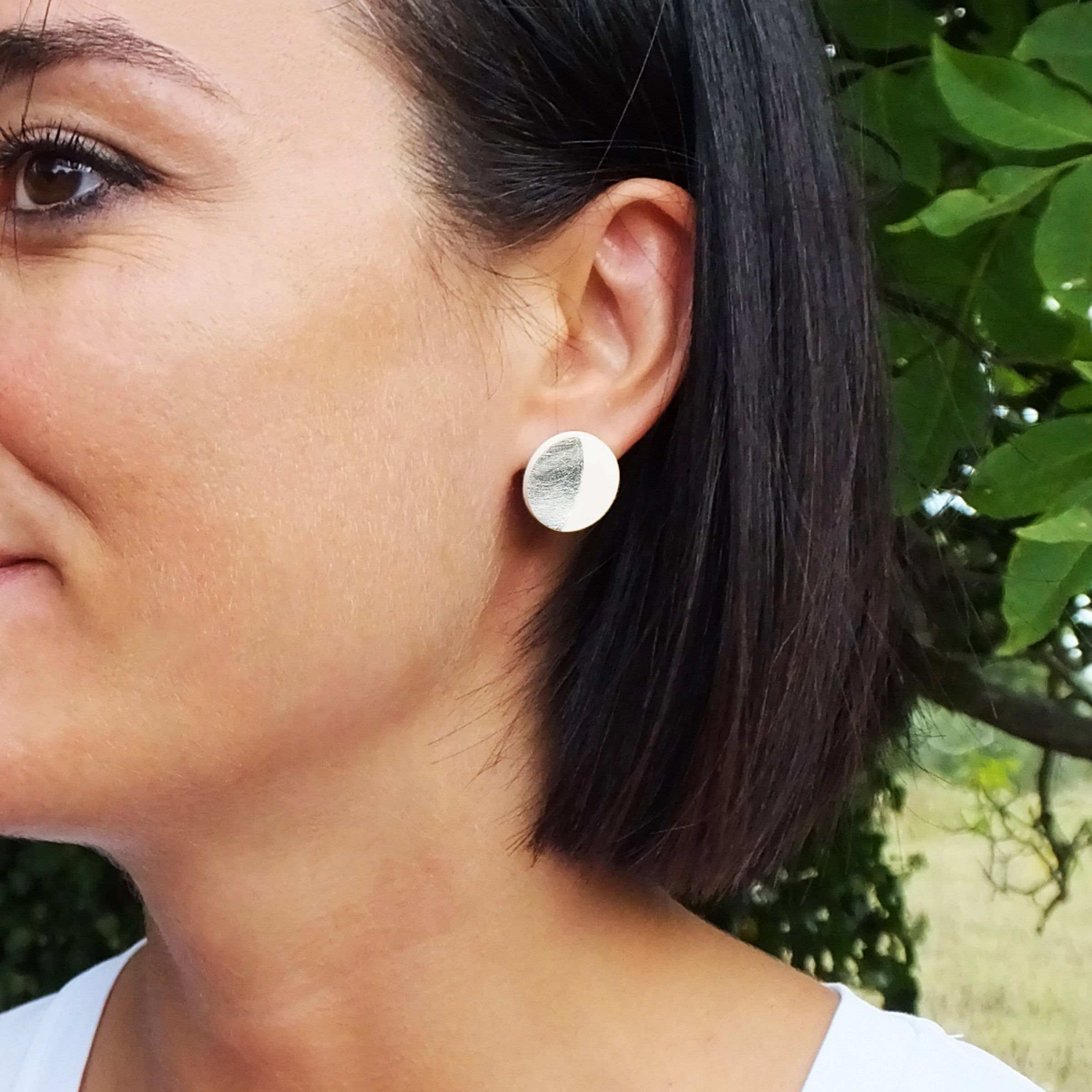 Orecchini a lobo in argento 925 con Luna in Argilla Polimerica Bianca