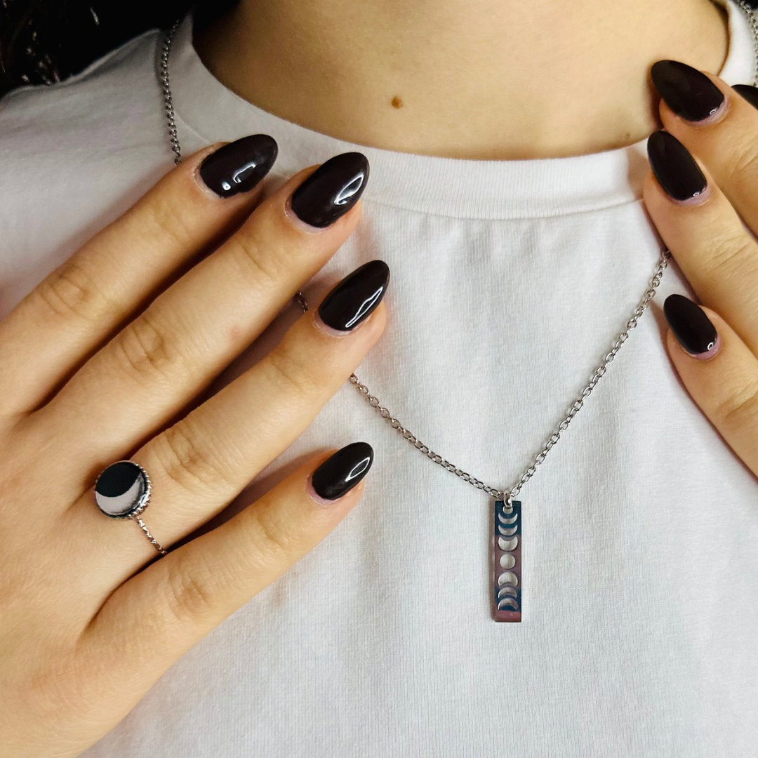 Collana Minimal con Fasi Lunari in Acciaio Argentato o Dorato