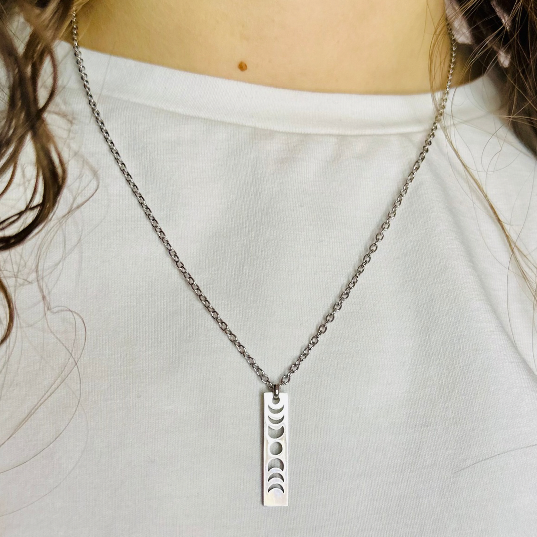 Collana Minimal con Fasi Lunari in Acciaio Argentato o Dorato