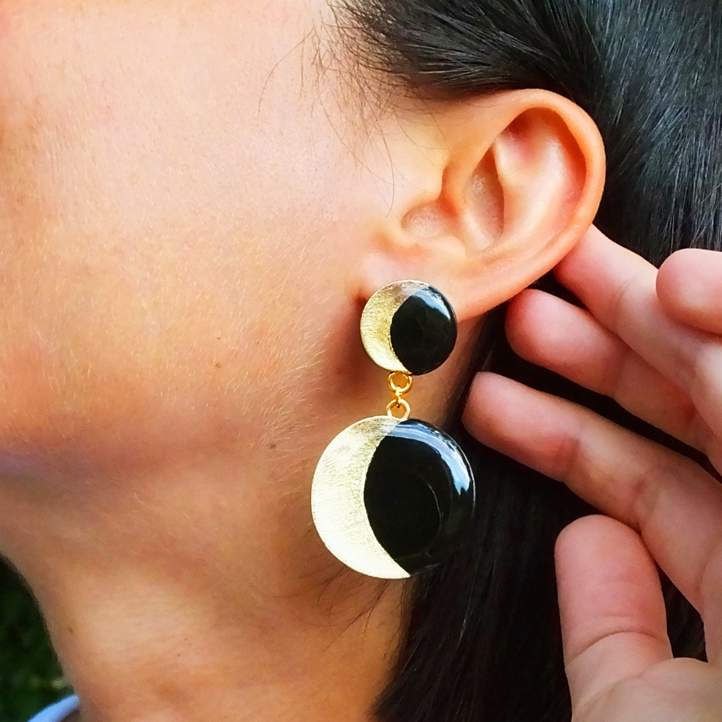 Orecchini in argento placcato oro 18K con doppia Luna in Argilla nera e Foglia oro