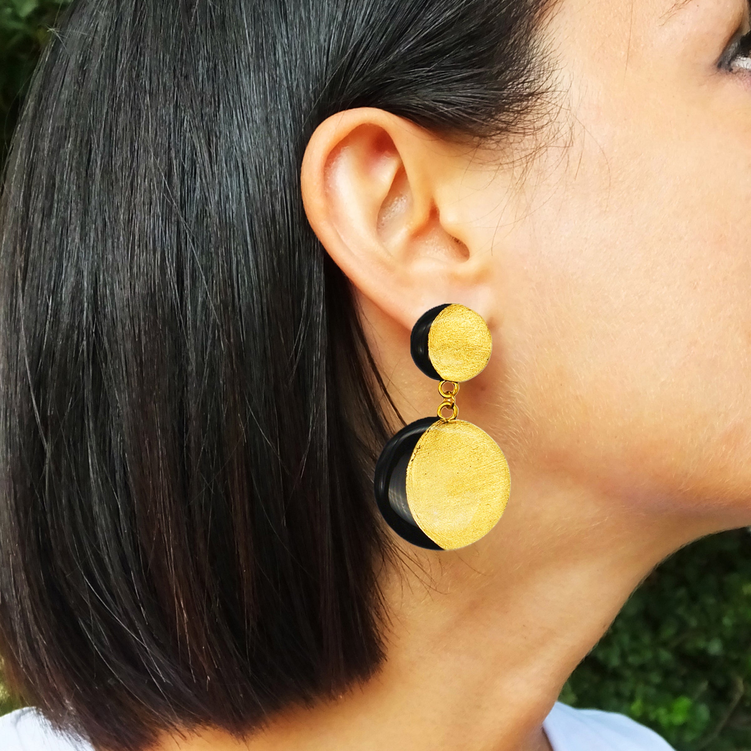 Orecchini in argento placcato oro 18K con doppia Luna in Argilla nera e Foglia oro