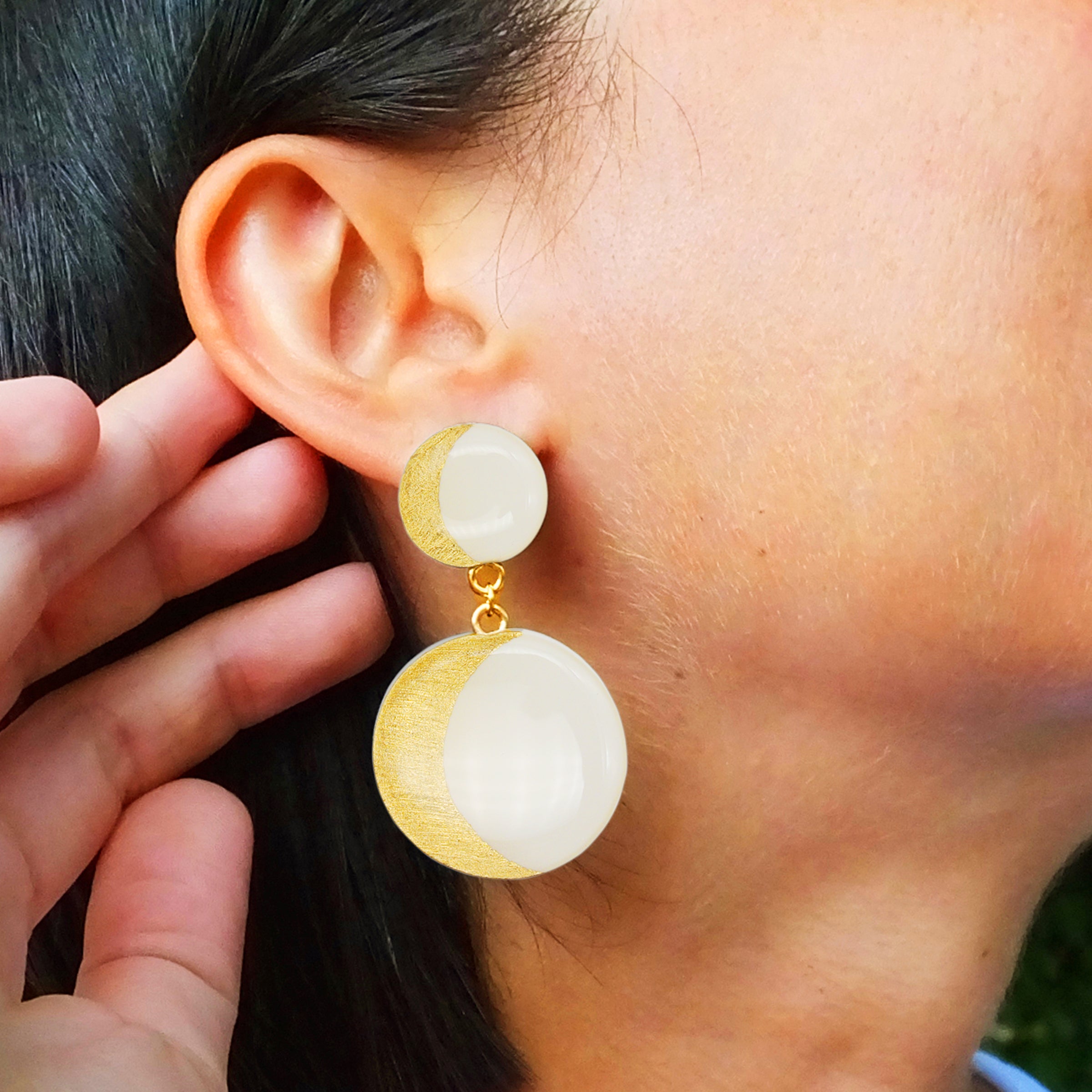 Orecchini in argento placcato oro 18K con doppia Luna in Argilla bianca e Foglia oro