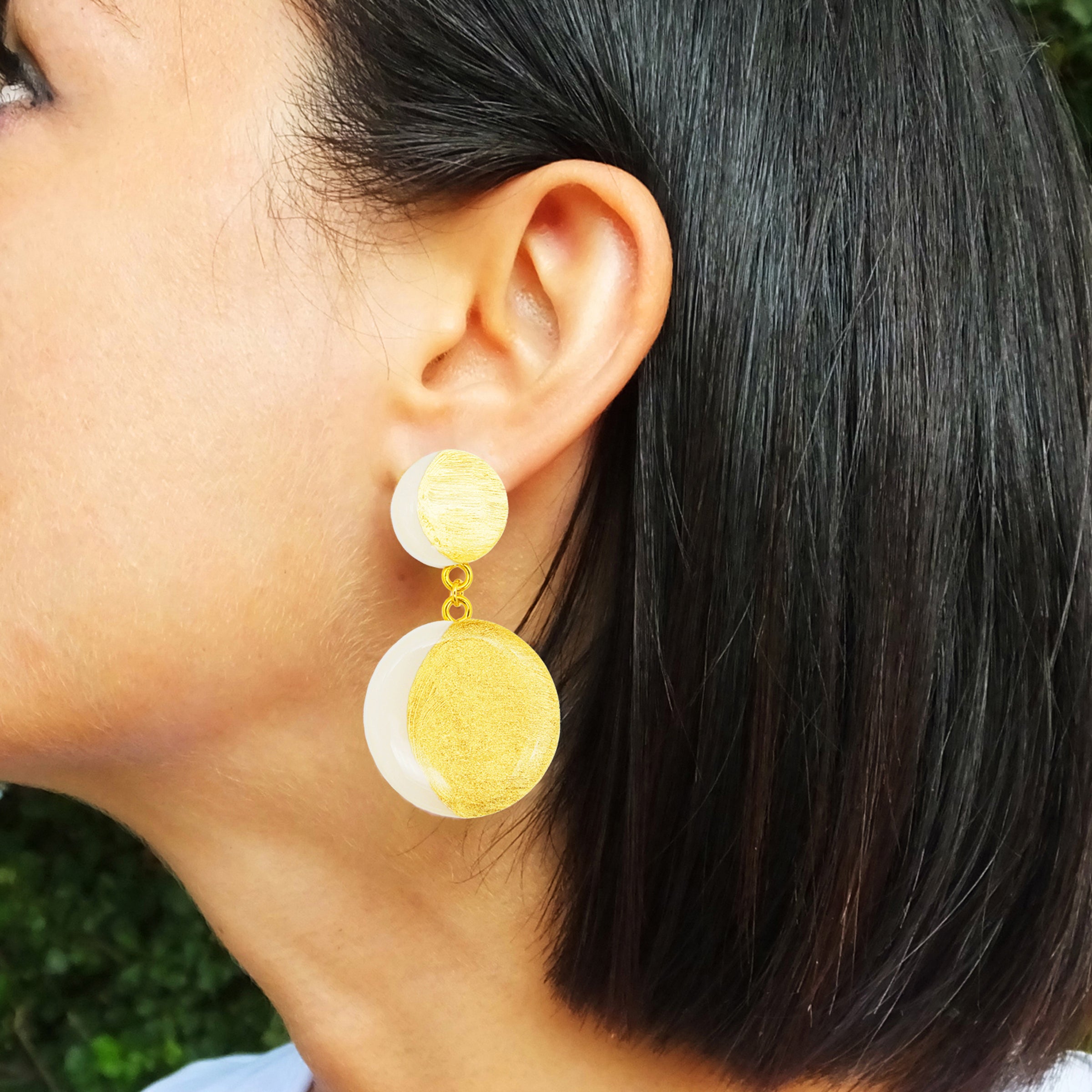Orecchini in argento placcato oro 18K con doppia Luna in Argilla bianca e Foglia oro