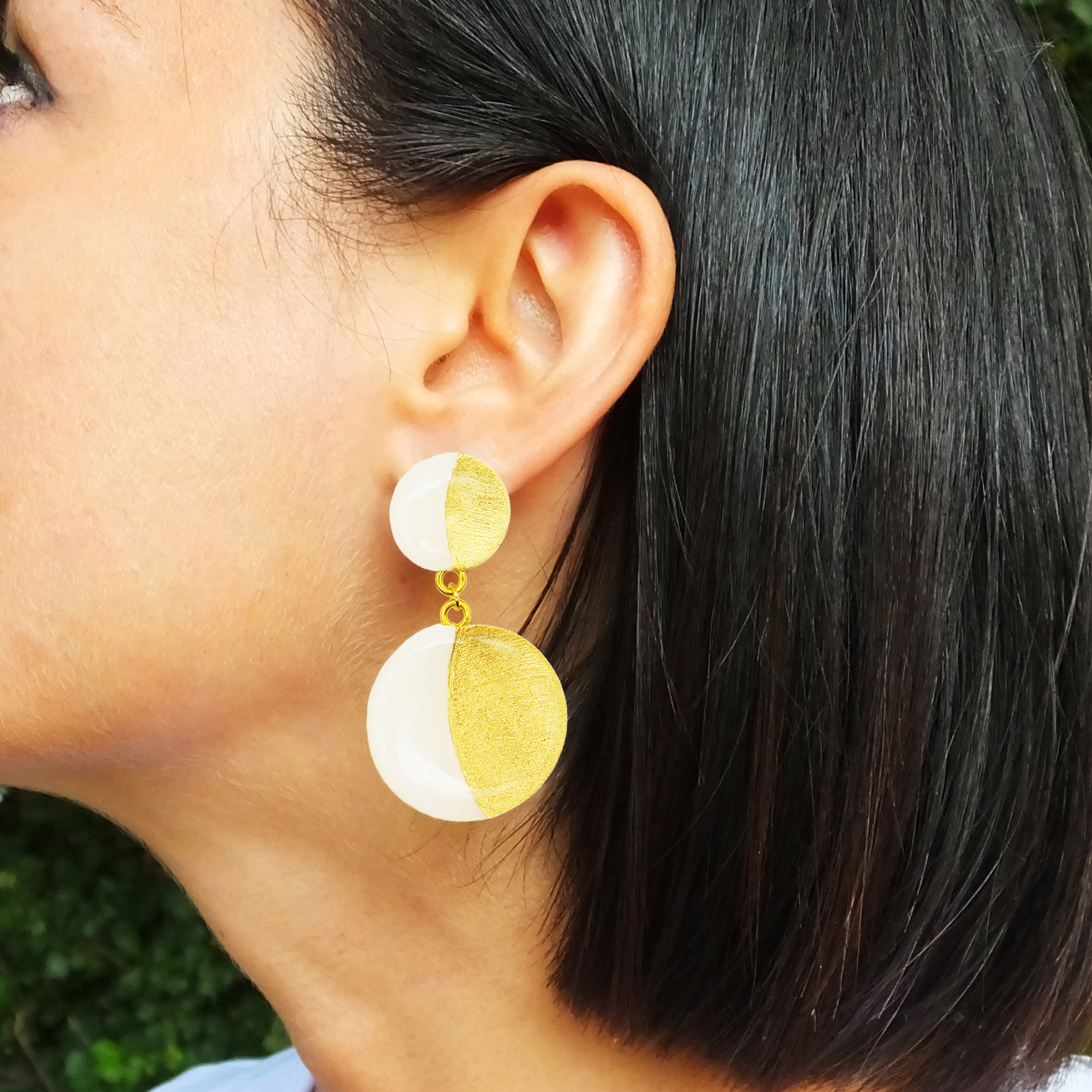 Orecchini in argento placcato oro 18K con doppia Luna in Argilla bianca e Foglia oro