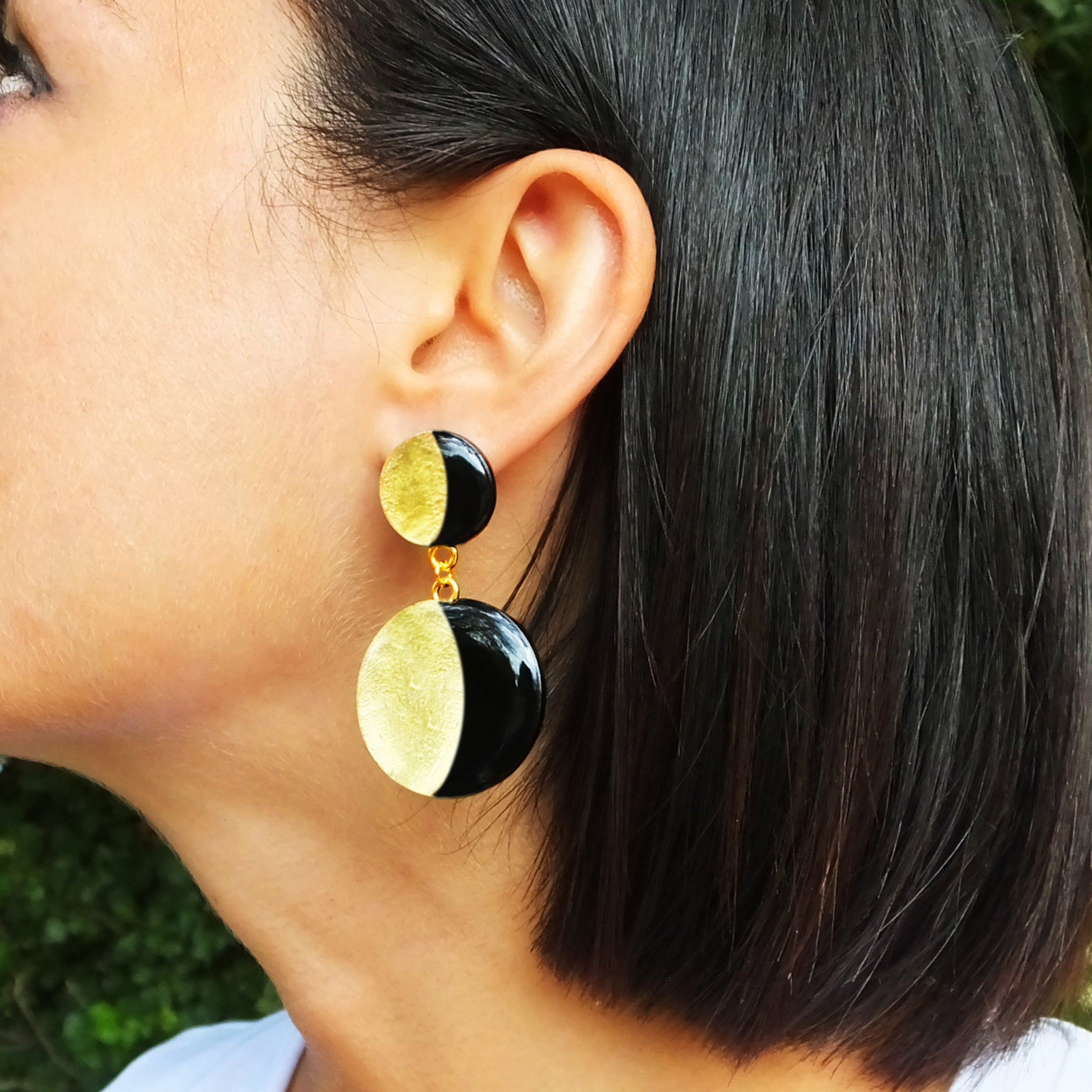 Orecchini in argento placcato oro 18K con doppia Luna in Argilla nera e Foglia oro