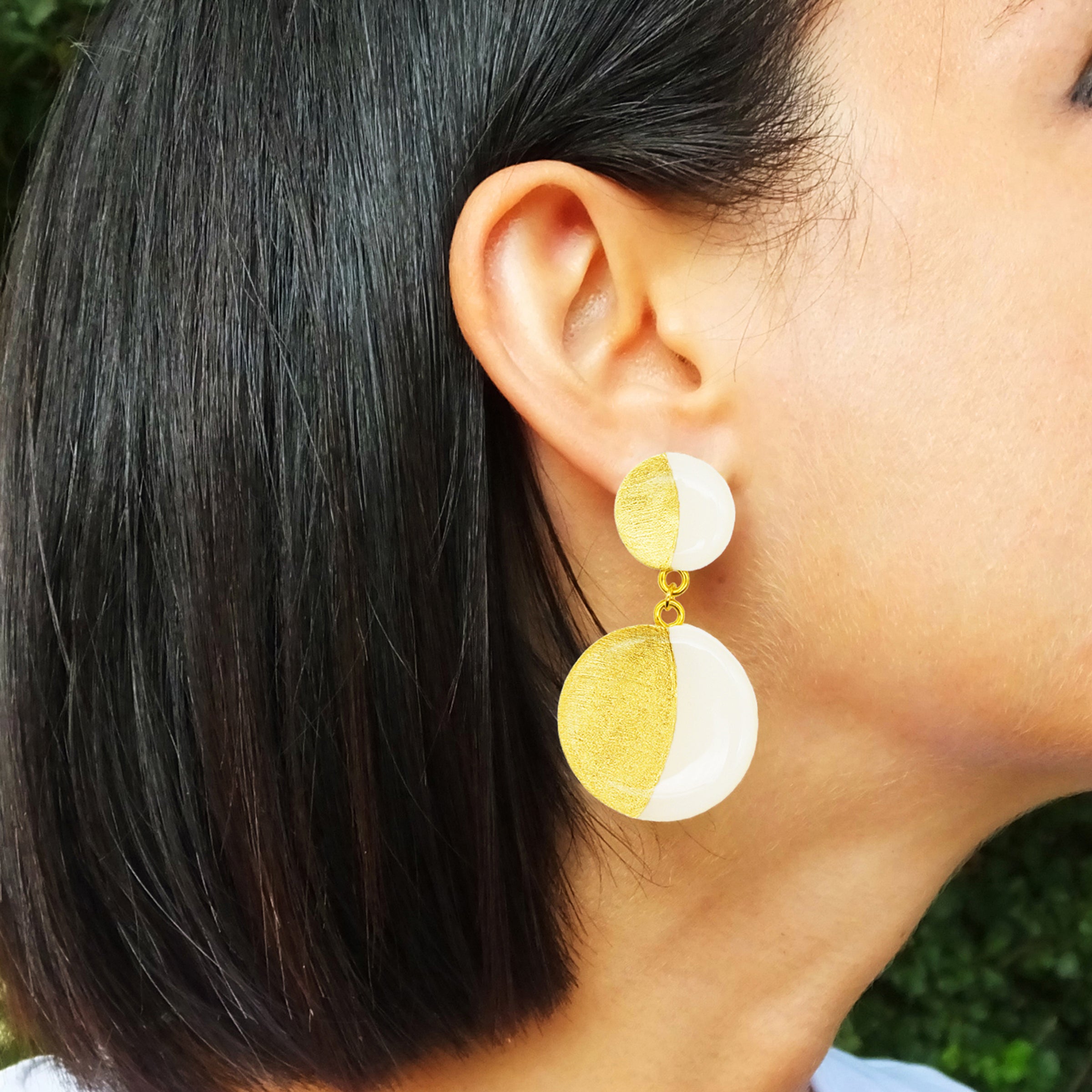 Orecchini in argento placcato oro 18K con doppia Luna in Argilla bianca e Foglia oro