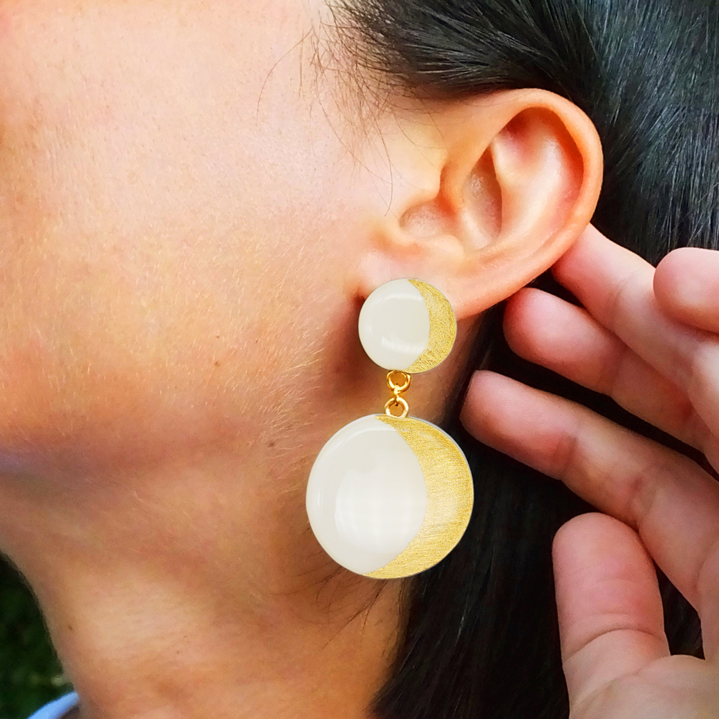 Orecchini in argento placcato oro 18K con doppia Luna in Argilla bianca e Foglia oro