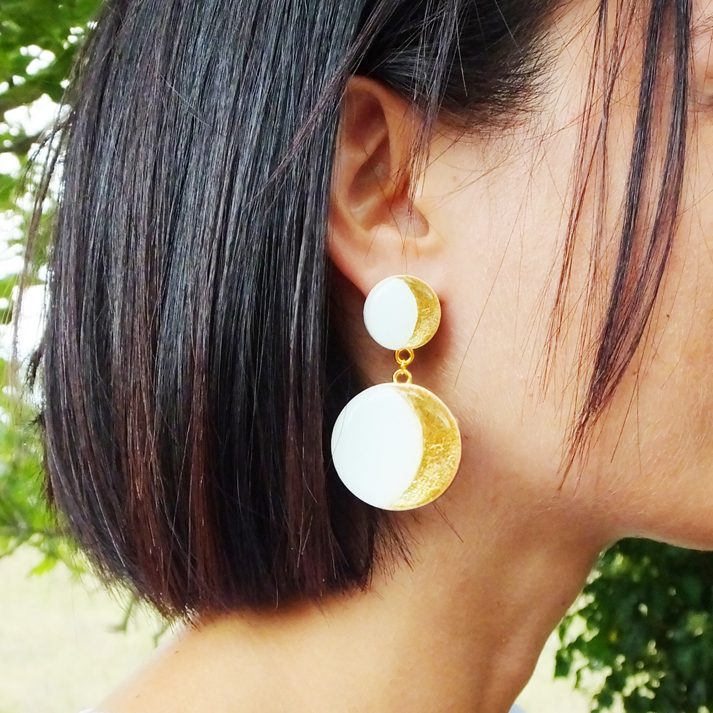 Orecchini in argento placcato oro 18K con doppia Luna in Argilla bianca e Foglia oro