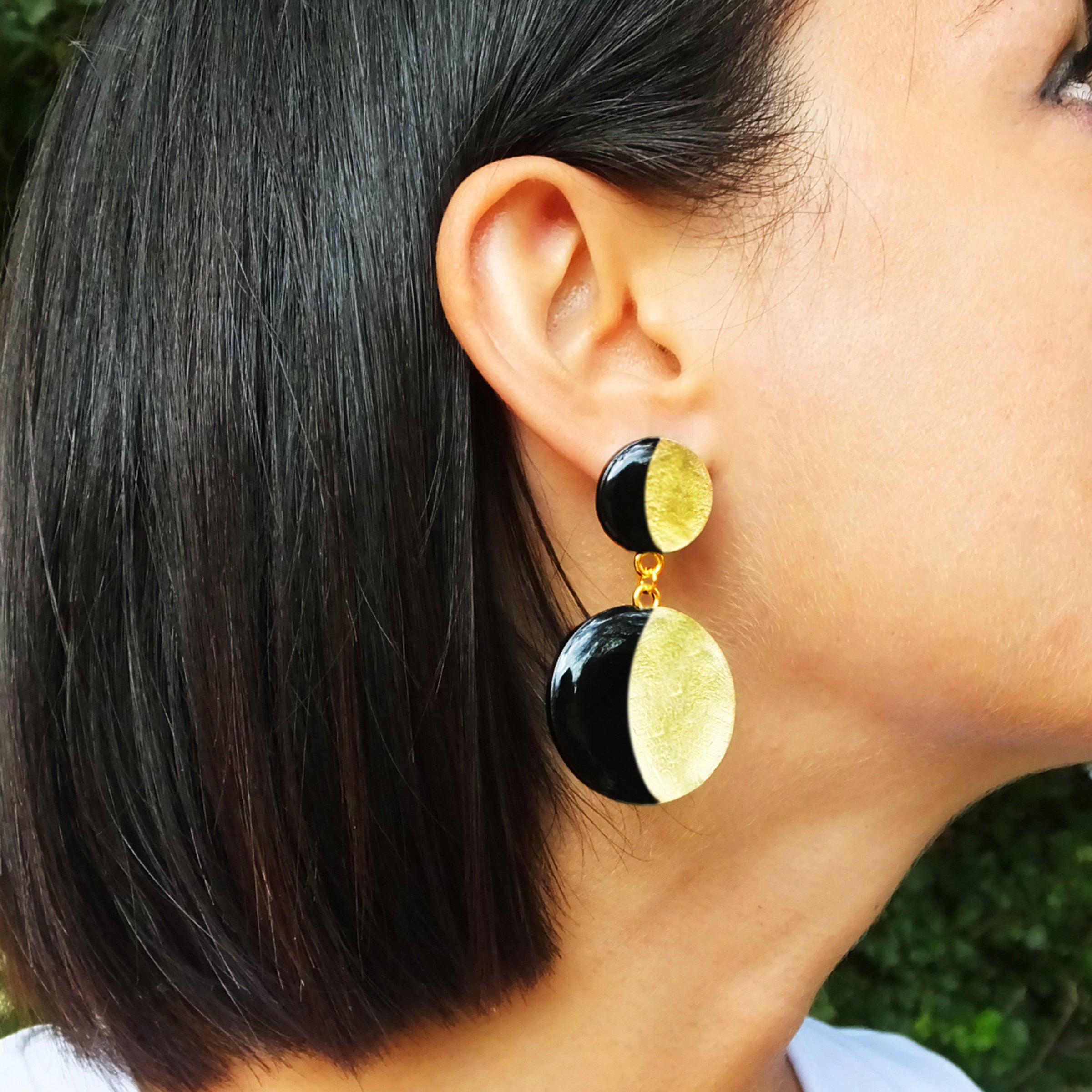 Orecchini in argento placcato oro 18K con doppia Luna in Argilla nera e Foglia oro
