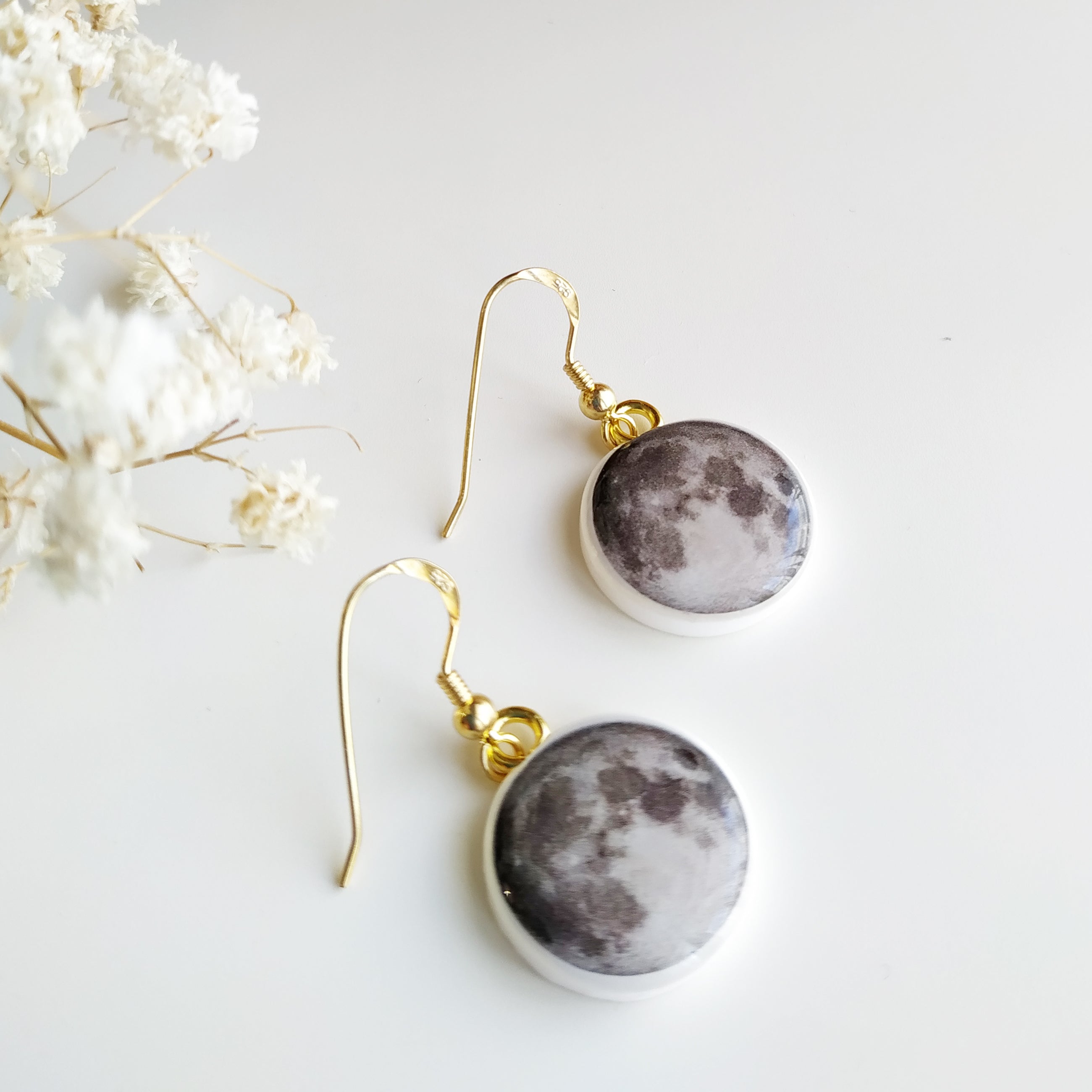 Orecchini pendenti in argento 925 placcato Oro 18k con Luna in Argilla Polimerica